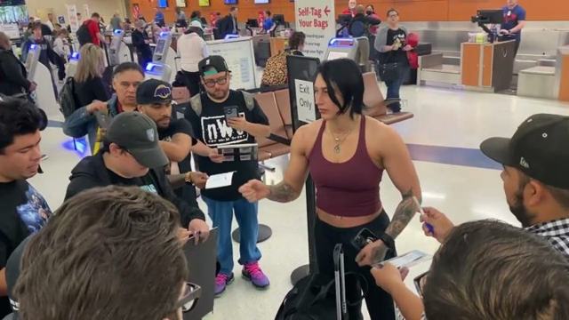 Pro wrestler “delighted” to see autograph-seeking eBay sellers waiting at baggage carousel