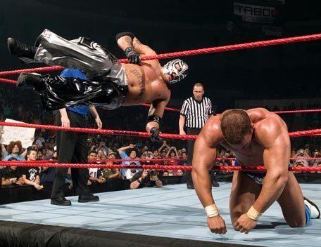 Mysterio moves to Manhattan, renames finisher “212”